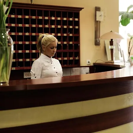 Bursztyn - Bernstein & Wellness 4* Домбки